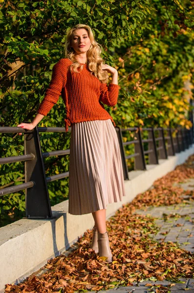 Piękna blondynka. Kobiecość i czułość. Kobieta spacerująca w jesiennym parku. Moda spódnica plisowana trend. Jesienny stylowy strój. Moda jesienna. Urocza pani cieszy się słoneczną jesienią. Modne ubrania — Zdjęcie stockowe