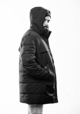 Kış kıyafeti. Hipster kış moda. Adam şapka ve siyah kış ceket giymek. Şık ve rahat. Kış şık erkek giyim. Sakallı adam ayakta beyaz arka plan üzerinde izole sıcak siyah ceket parka