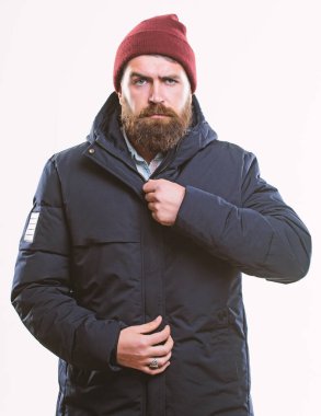 Adam sakallı hippi beyaz izole sıcak siyah ceket parka tribünde. Şık ve rahat. Hipster modern moda. Adam şapka ve siyah kış ceket giymek. Hippi tarzı giyim. Hippi kıyafet