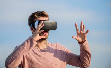 VR iletişimi. Adam VR gökyüzü geçmişini araştırıyor. VR teknolojisi ve gelecek. Heyecan verici izlenimler. Oyun ve eğlence. Dijital yüzey ile etkileşim. Jest kontrolü. 3d görselleştirme