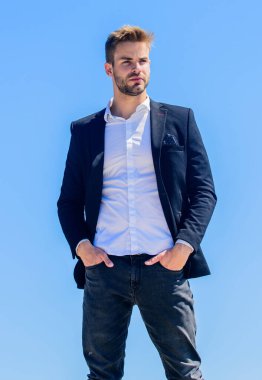 İyi iş çıkardın. Başarılı bir işveren. Başarı kavramı. Sakallı adam iş stili. Kendine güvenen iş adamı Yakışıklı bir manken. resmi erkek modası. Modern yaşam tarzı. Seksi maço adam. Erkek bakımı