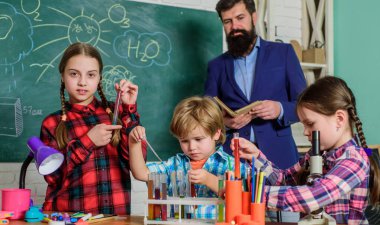 Bilim ve eğitim. Kimya laboratuvarı. Okula dönüyorum. Mutlu çocuk öğretmenim. Çocuklar bilimsel deneyler yapıyor. Eğitim. Kimya laboratuvarında sıvılarla deneyler yapıyor. Araştırma yapıyorum.