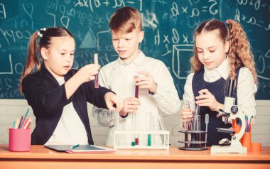 Küçük çocuklar. Bilim. Kimya bilimi. mikroskop ile biyoloji deneyleri. Küçük kızlar ve oğlanlar laboratuarda. Küçük çocuklar okul laboratuvarında kimya kazanıyorlar. Öğrenci hayatının tadını çıkarmak