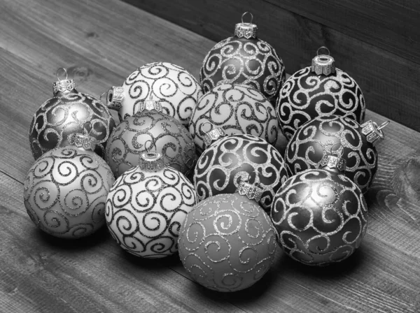 現代のクリスマスの装飾。キラキラときらめく装飾装飾ボール。クリスマスのヴィンテージの木製の背景の装飾を飾り。クリスマスの装飾の概念。カラフルな装飾を選ぶ — ストック写真