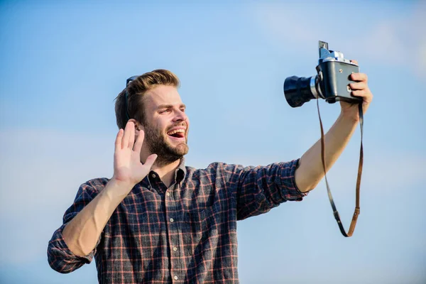 Hola, estoy aquí. viajar con cámara. estilo de moda masculina. Pareces de moda. Hombre macho con cámara. sexy hombre reportero turístico. capturar aventura. Periodista. fotógrafo en gafas hacer selfie — Foto de Stock