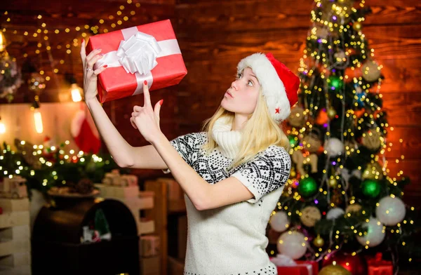 Donna felice amore regali. Saldi per acquisti invernali. festeggiare il nuovo anno a casa. Regalo natalizio. Vacanza umore e decorazione. ultima preparazione. E 'Natale. allegra ragazza cappello rosso di Babbo Natale. scatola grande — Foto Stock