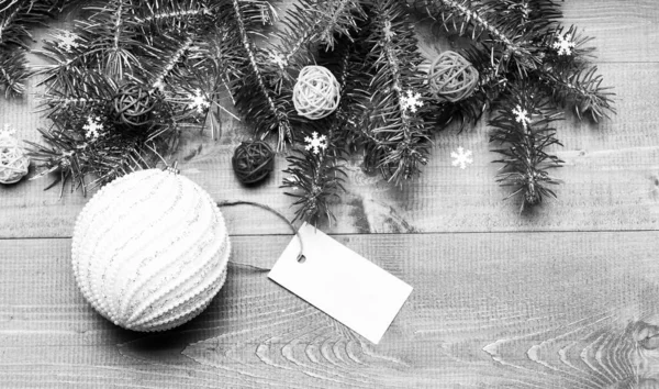 Prepárate para Navidad. Decoraciones de Navidad fondo de madera vista superior. Consejos para preparar la Navidad con antelación. Concepto de vacaciones de invierno y Navidad. Juguete de pelota decorativo y espacio de copia de etiqueta de regalo — Foto de Stock