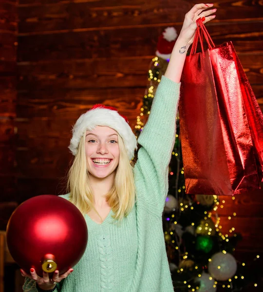 Vacanza in famiglia. allegro cappello ragazza Babbo Natale. Regalo natalizio. Vacanza umore e decorazione. ultima preparazione. E 'Natale. donna felice amore regali. Saldi per acquisti invernali. festeggiare il nuovo anno a casa — Foto Stock