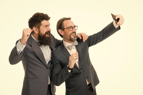 Παίρνοντας φωτογραφία με το είδωλο της επιχείρησης. Οι επιχειρηματίες έχουν ιδέα. Άντρες με γένια, επίσημα κοστούμια. Επιχειρηματικό Συνέδριο διάσημος ομιλητής. Selfie των επιτυχών φίλων. Επιχειρηματίες που παίρνουν selfie μαζί — Φωτογραφία Αρχείου