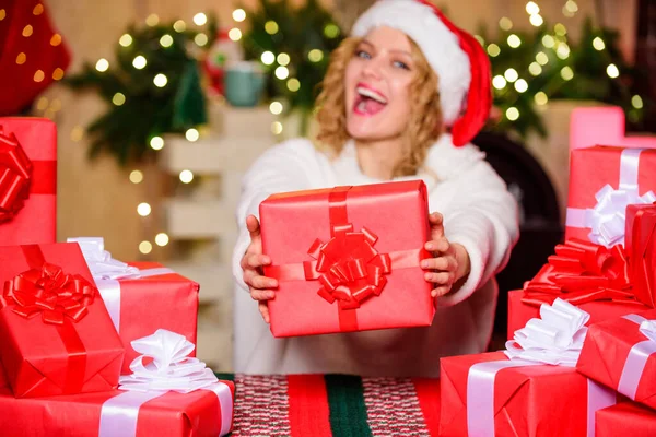 Shopaholic. Una donna a Natale. ragazza con scatola regalo di Natale. Cyber lunedì. felice anno nuovo. consegna regali di Natale. vendite di Natale. Il concetto del giorno della boxe. vacanza invernale. Shopping di Capodanno — Foto Stock