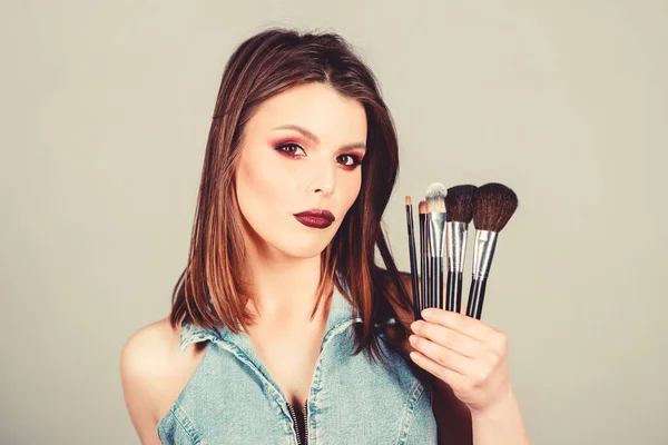 Mädchen tragen Lidschatten auf. Frau schminkt Pinsel. betont Weiblichkeit. professionelles Make-up. Hautpflege. verschiedene Pinsel. Make-up Kosmetik Konzept. Hautton Concealer. Kosmetikgeschäft — Stockfoto