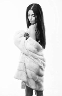 Kız zarif Bayan giyim moda ceket ceket. Lüks kürk. Erkek makyaj giyim vizon bej kürk manto ile. Kız poz kürk manto. Kadın çekici çıplak omuz kısa ceket giymek. Moda kavramı