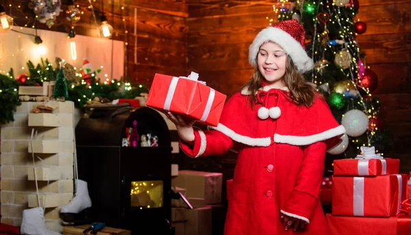 Святкова атмосфера Різдвяний день. Дівчина Санта-Клаус костюм тримає різдвяну подарункову коробку. Відкритий подарунок. Щасливі миті. Зимовий сезон. Шопінг та знижки. Різдво час дарувати. Купити подарунок зараз — стокове фото