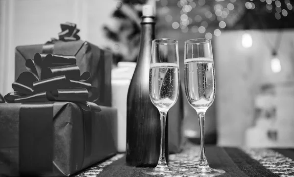 Το γυαλί γέμισε αφρώδη οίνο ή σαμπάνια κοντά κουτιά δώρων. «Ζήτω» έννοια. Το νέο έτος παραδοσιακή χαρακτηριστικό. Ευτυχισμένο το νέο έτος και καλά Χριστούγεννα. Ποτήρι σαμπάνιας κοντινό πλάνο. Ποτήρια σαμπάνιας ζευγάρι — Φωτογραφία Αρχείου