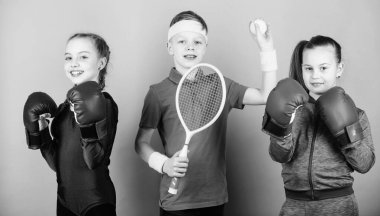 Sportif kardeşler. Çocukların keyif aldıkları sporları bulmalarına yardımcı olmanın yolları. Arkadaşlar spor eğitimi için hazır. Çocuk tamamen farklı bir spor excel olabilir. Boks spor ekipmanları ve erkek tenisçi ile Kız çocuklar
