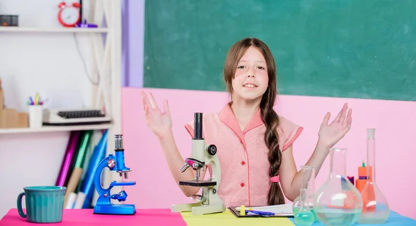 Szakmai választás. Vissza az iskolába. biológia oktatás. Lány kémiát tanul kémcsővel. iskolai laboratórium. Modern technológia. tudományos lecke mikroszkóppal. kis lány laboratóriumi flaskával — Stock Fotó