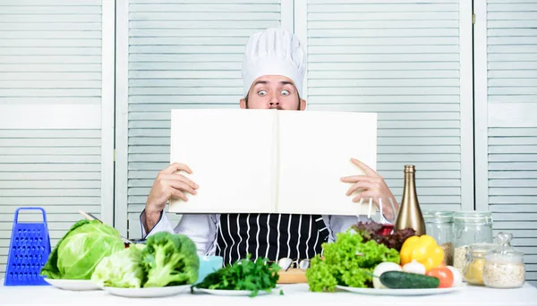 Homem barbudo sério. Receita de chef. Dieta de alimentos orgânicos. Salada vegetariana com legumes. Cozinhar alimentos saudáveis. Hipster maduro com barba. Culinária culinária. Vitamina. Ele é um campeão na cozinha — Fotografia de Stock