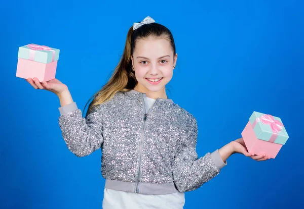 Día de compras. Lindo niño llevar cajas de regalo. Caja de regalo sorpresa. Lista de deseos de cumpleaños. Un mundo de felicidad. Elige un bono. Lo especial sucede todos los días. Chica con cajas de regalo fondo azul. Viernes Negro —  Fotos de Stock