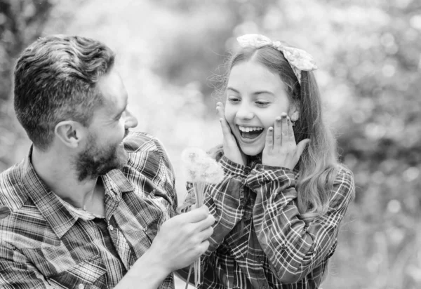 Concepto de alergias estacionales. Superar las alergias. Felices vacaciones familiares. Padre y niña disfrutan del verano. Papá e hija recogiendo flores de diente de león. Evita que las alergias arruinen tu vida —  Fotos de Stock