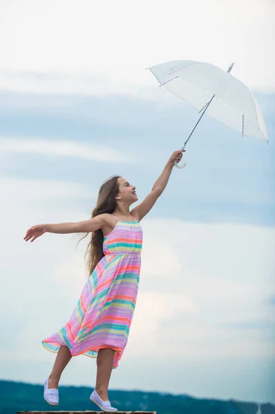 Drömmare. Vinnare varje dag. liten flicka med paraply. höstens väderprognos. Regnigt väder. Håll humöret uppe. bekymmerslös barndom. höstmode. Frihet och lycka — Stockfoto