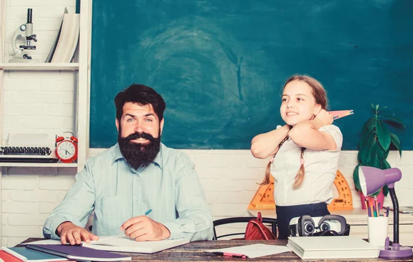 Det är otroligt. Dotter studerar med far. Lärardagen. Kunskapsdag. Hemundervisning. Tillbaka till skolan. Privat undervisning. Privatlektion. liten flicka barn med skäggig lärare man i klassrummet — Stockfoto