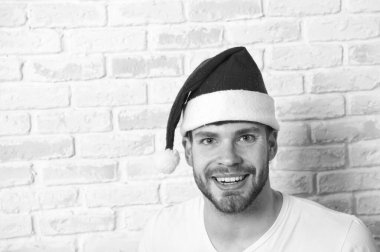 Adam santa gülümseme beyaz tuğla duvar