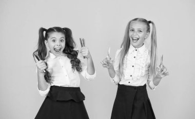 Çizim için mükemmel renkleri seçin. Çizim ve kesme aletleri tutan mutlu küçük çocuklar. Küçük kızlar çizim için işaretleri ve kesme için makas kullanarak. Çocuklar için çizim dersleri ve el sanatları