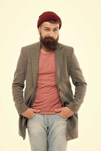 La última tendencia. Chico de moda con chaqueta de otoño con sombrero casual en línea con la tendencia de la moda. Brutal hipster caucásico siguiendo la tendencia del bigote y la barba larga. Hombre barbudo en tendencia de estilo hipster — Foto de Stock