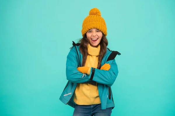 Colección de invierno. Niño usar guantes de sombrero chaqueta. Ocio activo. Estilo deportivo. Una infancia sin preocupaciones. Linda chica disfrutar de la temporada de invierno. Un niño pequeño usa un sombrero de punto. Vacaciones de invierno. Ropa protectora — Foto de Stock