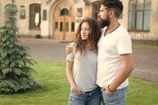 Abrazo tierno. El amor es un juego que dos pueden jugar y ambos pueden ganar. Pareja relajándose disfrutando el uno del otro. Hipster y la bella mujer enamorada. Enamórate. Felices juntos. Pareja enamorada caminando divirtiéndose — Foto de Stock