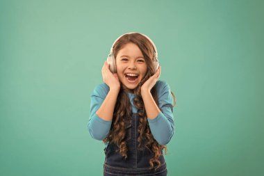 Modern eğitim kavramı. Çevrimiçi eğitimin yararları. Bilgiye erişim. Dinleme dersi. Online eğitim. Kız sevimli çocuk online ders dinleme. Daha fazla bilgi alın. Sesli kitap