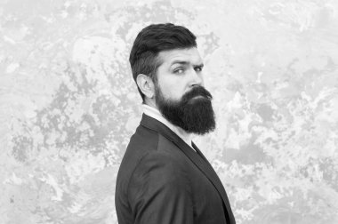 Uzun sakallı ve bıyıklı acımasız manken. İş adamları moda tarzında. Yüz kılları ve bakım. Yakışıklı sakallı iş adamı resmi takım elbise giyer. Erkek giyim ve moda konsepti