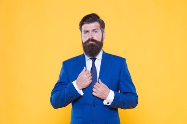 Başarılı ve karizmatik bir avukat. Liderlik. Hayat yönetimi. Üstün iş çözümleri. İş adamı kıyafeti. Sakallı adam şirket lideri. Erkek güzellik modası. Başarının tadı
