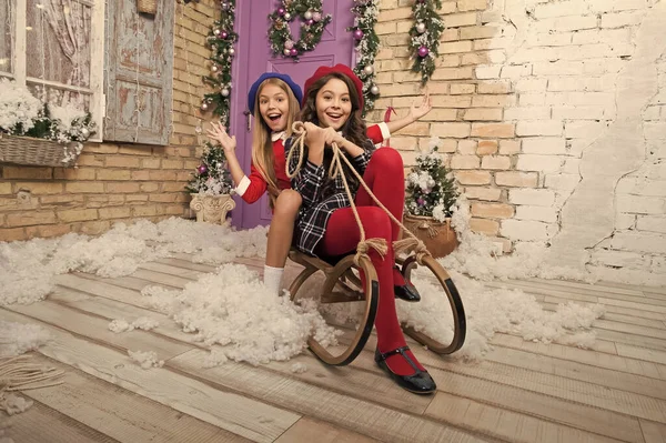 Fiesta de Navidad. Feliz año nuevo. El invierno. Árbol de Navidad y regalos. compras en línea de Navidad. Vacaciones familiares. La mañana antes de Navidad. Niñas en trineo. Niño disfrutar de las vacaciones — Foto de Stock