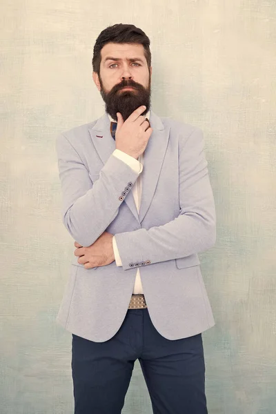 Trouwdag. Stijlvolle bruidegom. Statement met zijn prachtige strakke kostuumjasje. Stylist Fashion expert. Pak stijl. Modetrends voor de bruidegom. Bruidegom bebaarde hipster man dragen licht blauwe Tuxedo en vlinderdas — Stockfoto