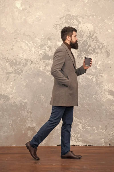 Brutaler bärtiger Hipster in Jeans. Trendiger Mann mit Bart. modernes Leben. Modell für Männermode. Geschäftsleute trinken Kaffee zum Mitnehmen. Casual Style. Neubelebung seiner Energie, um mehr zu arbeiten — Stockfoto