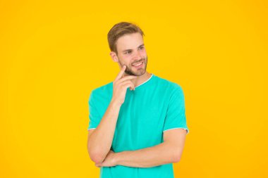 Düşün, zamanım var. Yaz erkek modası. Saç ve sakal bakımı. Maço erkek karizmatik görünümü. Adam seksi ve şık kıllı. Yakışıklı, tıraşsız bir adam. Seksi adam sarı arka plan. Erkek berber bakımı