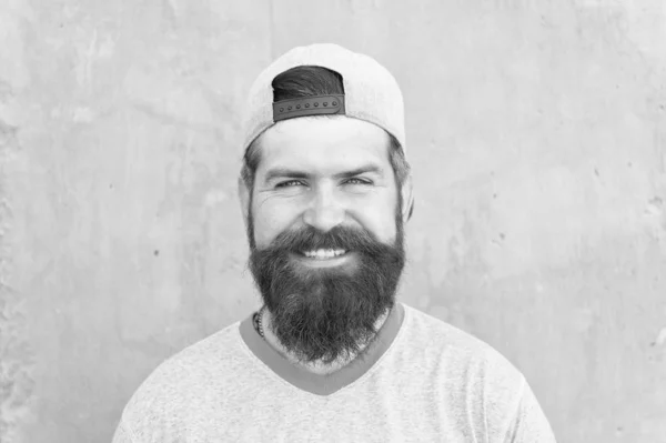 Cool hipster med skägg bär snygg mössa. Brutal vacker mogen hipster man. Bearded Man trendig stil. Skägg och mustasch grooming. Manlig skönhet. Frisörsalong och ansiktshår vård. Hipster livsstil — Stockfoto