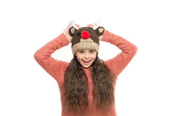 Söta accessoarer. Flicka bära vinter tema tillbehör. Julen. Kul och glädje. Festlig ande. Glada unge. Lekfull sötnos. Varför barn verkar söta. Förtjusande baby bära söt vinter stickad hatt — Stockfoto