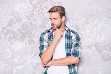 Tam sana göre. Maço erkek grunge geçmişi. Erkek modası yaz trendi. Kendine güveni tam bir erkek. Tıraşsız bir adam cildini ve sakalını önemser. Berber dükkanı konsepti. Erkeklerin şehveti. seksi erkek gündelik tarzda
