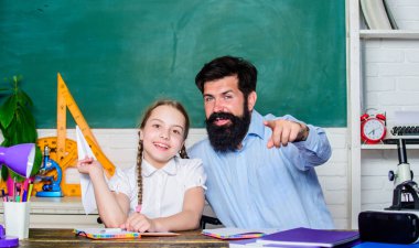 Etkin bir şekilde büyüyen ve gelişen ilgili öğrenciler. Sakallı pedagog ve öğrenci eğleniyor. Okul boş zamanlarında öğreniyor. Öğrencilerden oluşan bir topluluk yaratmak. Öğretmen ve okul kızı.
