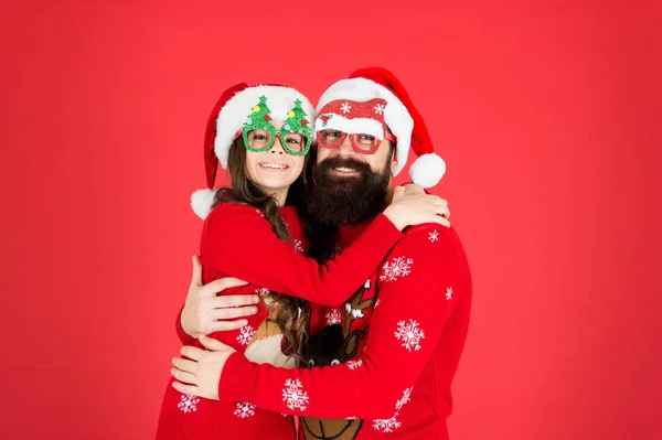 Ensemble. Oui. Homme et enfant barbus. La famille fête les vacances. Tradition familiale. Joyeux Noël. Des gens joyeux et joyeux. Pull d'hiver père et fille fêtent le nouvel an. Joyeux câlin de famille — Photo