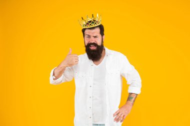 Ödül konsepti Vahşi adam prens sarı arka plan. Partinin kralı. Bencil bencil adam. Süperstar konsepti. Kraliyet statüsü. Kendini beğenmişlik hissi. Kendini sev. Tatil karnavalı kutlaması