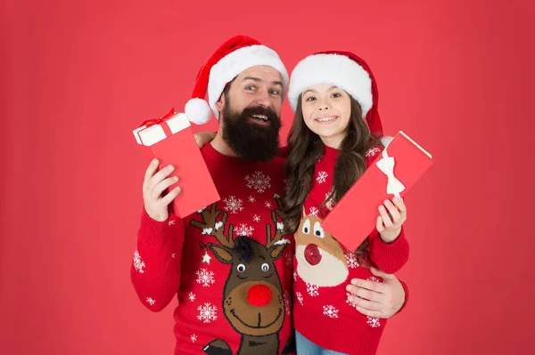 Padre abrazo a su hijita. El niño con papá celebra la Navidad. Compras familiares encantadoras. Compra regalos de Navidad. Servicio de entrega. Tienda concepto de centro comercial. Tiempo divertido. Tradición invernal. Regalo de Navidad —  Fotos de Stock