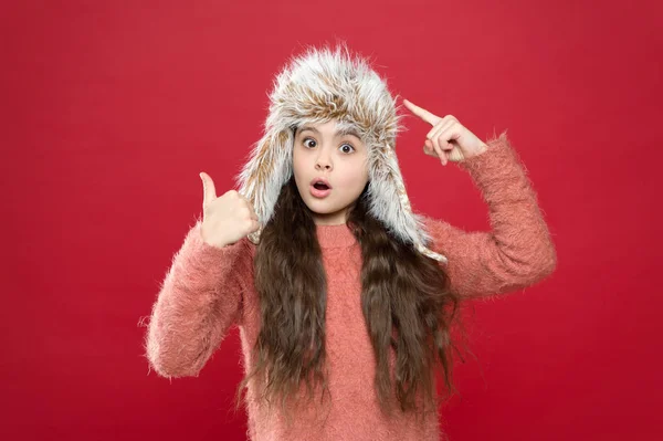 Για δες αυτό. Ζεστό καπέλο για κρύο καιρό. Κορίτσι φορούν καπέλο με το αυτί πτερύγια λευκό φόντο. Μαλακό γούνινο αξεσουάρ. Ενδύματα από γούνα. Παιδί μακριά μαλλιά μαλακό καπέλο απολαμβάνουν απαλότητα. Χειμερινή μόδα έννοια — Φωτογραφία Αρχείου