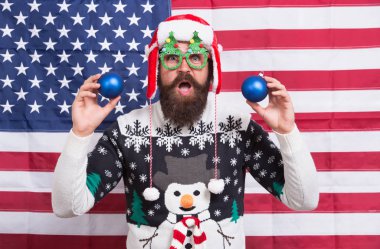 Patlamayla kutlayın. Ulusal bayrak arka planında Amerikan Noel Baba. Vatansever adam Noel 'i ve yeni yılı kutluyor. Şenlikli vatansever dekorasyon ve süsler. Amerika 'dan mutlu Noeller. ABD 'nin vatansever bayramları