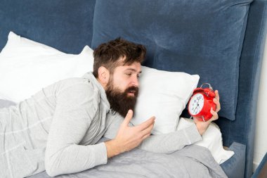 Gürültüye dayanamıyorum. Sağlık hizmetleri. Yatakta biraz daha rahatlamaya ihtiyacım var. Stresli ve mutsuz adam. Sakallı hippi adam uyumak istiyor. Sabah uyanışı. Çalar saatin gürültüsünden nefret ederim. Uykunun aşamaları. Evdeki adam