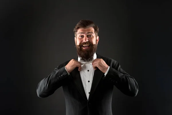 Clásico y de moda. Feliz novio fijar corbata de lazo de moda. Hombre barbudo en estilo de baile de moda. El tipo a la moda del modelo a la moda. Traje de graduación y boda. Moda y estilo — Foto de Stock