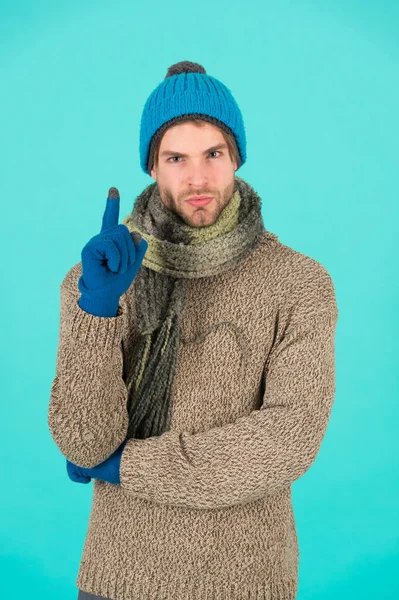 Una idea fresca. Hombre guapo sin afeitar chico usar accesorios de invierno sobre fondo azul. Concepto de compras. Expresión emocional. Venta temporada de invierno. Hipster bufanda sombrero de invierno de punto y guantes. Dedo arriba — Foto de Stock