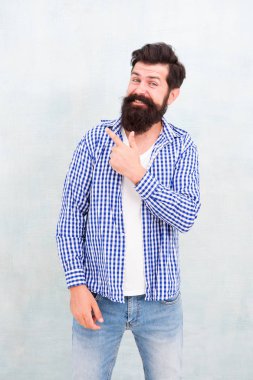 Bana bak. Sakallı hippi sakallı adam. Berber ipuçları sakal bırakır. Berber dükkanı modeli konsepti. Sakallı ve mutlu. Sakal ve bıyık bakımı. Hipster görünümü. Sakal ve berber konsepti